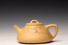 紫砂壶图片：和石夫人孙杨杨全手作品 骨肉均挺 全手子冶石瓢 和石文气装饰 - 美壶网