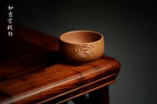 紫砂壶图片：于洪霞丙申全手玩砂  如意云纹杯 陆轶舟装饰 文气主人杯 - 美壶网