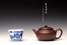 紫砂壶图片：于洪霞丙申夏全手摹古  做工精致 典雅大气 剑流腰线 造型简练 - 美壶网