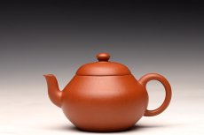 紫砂壶图片：徐亚春丙申秋新作 全手摹古梨形  耐品韵味足  - 美壶网