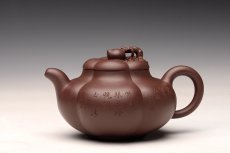 紫砂壶图片：酒虎丙申夏 精品之作 大气磅礴 全手工上合桃 和石装饰 珍藏 - 美壶网