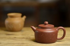 紫砂壶图片：山水之中作主人 摹古剑流德中 - 美壶网