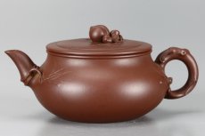 紫砂壶图片：潘丹初全手作品 送礼自用精品~ 优质老紫泥 竹韵桃丰 祝寿 - 美壶网