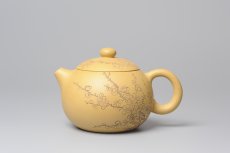 紫砂壶图片：助工袁德波精心装饰梅花 双助工联袂西施壶 - 美壶网