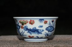 紫砂壶图片：青花釉里红鱼藻纹压手杯 景德镇主人杯  - 美壶网