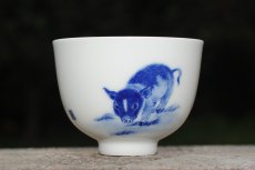 紫砂壶图片：生肖猪 景德镇全手工手绘青花主人杯 - 美壶网