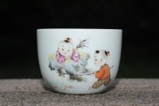 紫砂壶图片：彩绘 童子钓鱼杯 栩栩如生 景德镇主人杯 - 美壶网