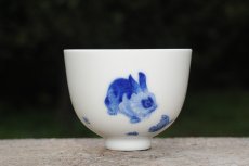 紫砂壶图片：生肖兔 景德镇全手工手绘青花主人杯 - 美壶网