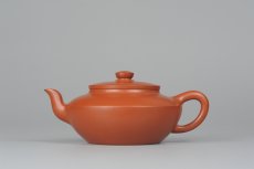 紫砂壶图片：精品朱泥全手工折肩加刹凹成型汉扁 作品老辣 老味十足 - 美壶网