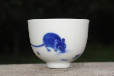 紫砂壶图片：生肖鼠 景德镇全手工手绘青花主人杯 - 美壶网
