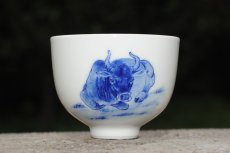 紫砂壶图片：生肖牛 景德镇全手工手绘青花主人杯 - 美壶网