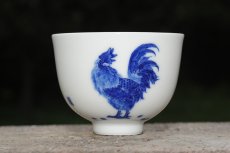 紫砂壶图片：生肖鸡 景德镇全手工手绘青花主人杯 - 美壶网