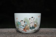 紫砂壶图片：双童子读小人书扇扇子 景德镇主人杯 - 美壶网