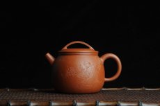 紫砂壶图片：优质赵庄朱泥全手工汉瓦 方健双刀文气装饰悟道罗汉图 - 美壶网