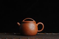 紫砂壶图片：优质赵庄朱泥全手工汉瓦 方健双刀文气装饰独钓寒江图 - 美壶网