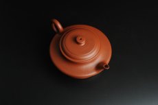 紫砂壶图片：正宗小煤窑朱泥 全手工虚扁 隽秀文气 - 美壶网