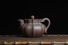 紫砂壶图片：优质紫泥莲花僧帽 线条干净利落 - 美壶网