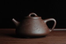 紫砂壶图片：优质紫泥 全手工摹古子冶石瓢 骨肉匀挺 清茗堂助工文气装饰通转梅花 暗香袭来 - 美壶网