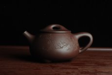 紫砂壶图片：美壶特惠 经典平盖小石瓢 满瓢（景舟石瓢）装饰梅花 泥料超好高档包装一壶二杯 做工灰常精致 - 美壶网