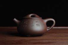 紫砂壶图片：美壶特惠 经典平盖小石瓢 满瓢（景舟石瓢）方健双刀即兴装饰松下高士煮茶图 泥料超好 做工灰常精致 - 美壶网