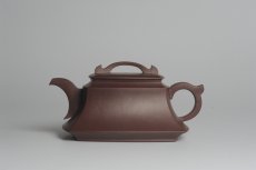 紫砂壶图片：原创精致全手工四方吉玉壶 难度大线条流畅 - 美壶网