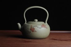 紫砂壶图片：美壶特惠 老青段 精工慧泉提梁 子陶刻铁骨寒梅鸟 - 美壶网