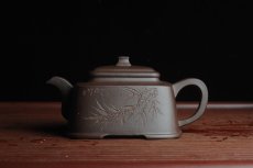 紫砂壶图片：美壶特惠 高手刻竹 全手工四方福明壶 泥料超好 - 美壶网