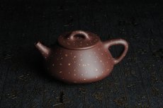 紫砂壶图片：实力派工艺师全手工铺砂平盖小石瓢 泥料优秀 实物更漂亮 - 美壶网