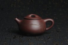 紫砂壶图片：美壶特惠 经典平盖小石瓢 满瓢（景舟石瓢）子木刻绘山水 - 美壶网