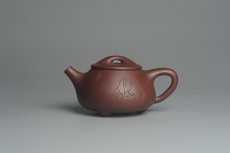 紫砂壶图片：美壶特惠 精致做工经典平盖饮者寿小石瓢 精刻人物 茶人醉爱 - 美壶网