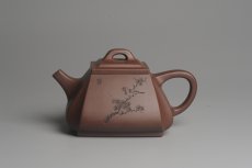 紫砂壶图片：美壶特惠 用心之作 进步之作 细节到位 做工精良 方健老师精心装饰花鸟精工抽角石瓢 只为看得见的朋友 - 美壶网