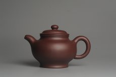 紫砂壶图片：实力派杨欣橙老师全手工紫茄泥大亨掇只 深得其味 泥料灰常油润 - 美壶网