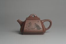 紫砂壶图片：美壶特惠 用心之作 进步之作 细节到位 做工精良 方健老师精心装饰对弈图抽角石瓢 只为看得见的朋友 - 美壶网