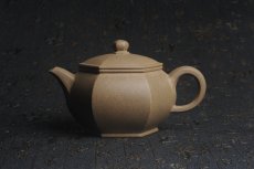 紫砂壶图片：优质青段 饱满大气全手工六方宫灯 - 美壶网