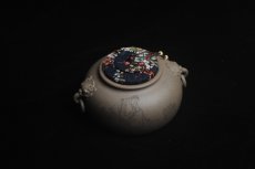 紫砂壶图片：精品特惠 老青段精品瑞兽双耳罐 茶仓 茶叶罐 水洗 烟灰缸 多用 子陶刻抚琴图 琴韵书声 - 美壶网