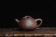 紫砂壶图片：美壶特惠 工料俱佳满瓢（景舟石瓢）泥绘山水 江清月近人 单色泥绘更显功力 - 美壶网