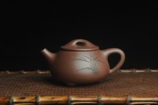 紫砂壶图片：美壶特惠 工料俱佳满瓢（霸王石瓢）装饰兰花 茶人醉爱 - 美壶网