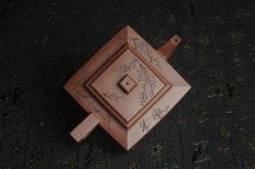 紫砂壶图片：全手工精致方山逸士壶 装饰通转梅花 特文气 - 美壶网