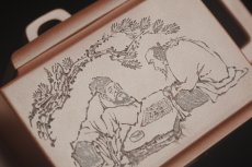 紫砂壶图片：全手工精致亚明四方壶 装饰对弈图 特文气 - 美壶网