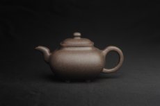 紫砂壶图片：实力派张海艳全手工特好老青灰段泥传炉壶 线面挺括 大气 做工特好 - 美壶网