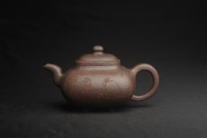 紫砂壶图片：实力派张海艳全手工特好老青灰段泥传炉壶 装饰人物 饮者寿 特文气 - 美壶网