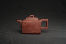 紫砂壶图片：全手工优质紫红泥精致亚明四方壶 装饰山水图 特文气 - 美壶网