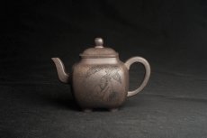 紫砂壶图片：实力派张海艳 全手工油润老青灰段泥重器鸣远四方 气势磅礴 用心之作 装饰人物特文气 - 美壶网