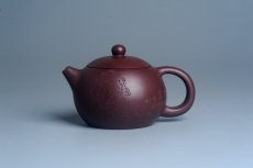 紫砂壶图片：实力派工艺师周斌优质底槽青全手工精工西施茶壶 实力名家刘伟涛装饰 有钱真好 - 美壶网