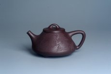 紫砂壶图片：实力派助工周斌 优质底槽青全手工精工 子冶石瓢壶 张听钢精刻山水 青山似欲留人住  香茗何妨为客尝 - 美壶网