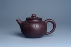 紫砂壶图片：实力派助工周斌 优质底槽清全手工精工 原创寿桃壶  陶兴双刀装饰 特文气 但愿人长久千里共婵娟 - 美壶网