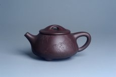 紫砂壶图片：实力派工艺师周斌 优质底槽青全手工精工 满瓢壶 张听钢装饰人物 明月一壶酒 清风万卷书 - 美壶网