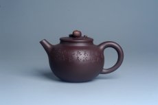 紫砂壶图片：实力派工艺师周斌 优质底槽清全手工精工 原创寿桃壶 陶兴双刀装饰 福如东海长流水 寿比南山不老松 特 - 美壶网