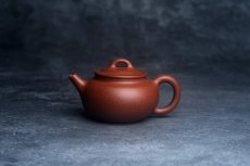 紫砂壶图片：潜力股王老师 美壶特惠 全手工红降坡小品玉帽水平壶 大口实用 特文气 - 美壶网