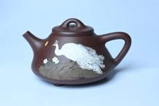 紫砂壶图片：实力派工艺师周斌全手工紫玉金砂子冶石瓢 刻绘孔雀 特文气 - 美壶网